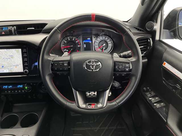 トヨタ ハイラックス Z GRスポーツ 長野県 2023(令5)年 3.2万km アティチュードブラックマイカ ワンオーナー/純正ディスプレイオーディオ/パノラミックビューモニター/プリクラッシュセーフティ/レーンキープアシスト/パドルシフト/レーダークルーズコントロール/オートライト/ダウンヒルアシストコントロール/リアデフロック/パートタイム4WD/ラバーフロアマット/運転席パワーシート/ハーフレザーシート/パワーシート/前後ドライブレコーダー/スマートキー/スペアーキー/プッシュスタート/車両取扱説明書/保証書