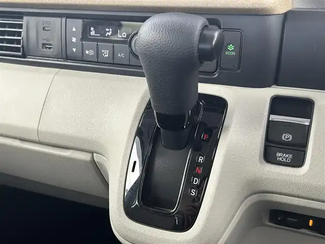 ホンダ Ｎ ＢＯＸ 千葉県 2024(令6)年 1.7万km フィヨルドミストパール 禁煙車/純正8インチメモリナビ/　フルセグ/Bluetooth/ホンダセンシング/●衝突軽減ブレーキ〈CMBS〉/●誤発進抑制機能/●後方誤発進抑制機能/●歩行者事故低減ステアリング/●路外逸脱抑制機能/●ACC〈アダプティブ・クルーズ・コントロール〉/●LKAS〈車線維持支援システム〉/●オートハイビーム/●先行車発進お知らせ機能/●標識認識機能/片側パワースライドドア/バックカメラ/ETC/ヘッドライトレベライザー/電動格納ミラー/ステアリングスイッチ/スマートキー&プッシュスタート/LEDヘッドライト