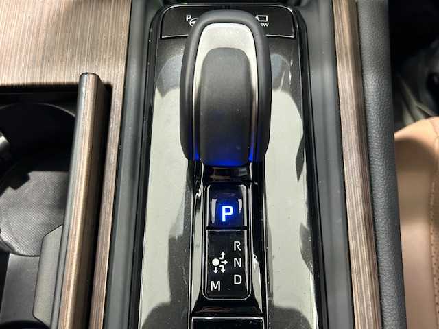 トヨタ クラウン Z 宮城県 2025(令7)年 1.7万km ガンＭ パノラマルーフ/アドバンスドドライブ/トヨタセーフティセンス/・プリクラッシュセーフティ/・レーンディパーチャーアラート/・プロアクティブドライビングアシスト/・アダプティブ・クルーズ・コントロール/・ロードサインアシスト/・パーキングサポートブレーキ/・リヤカメラディテクション/・安心降車アシスト/・周辺車両接近時サポート/・クリアランスソナー/純正12.3型ディスプレイ/・フルセグTV/Bluetooth/USB/・全方位カメラ/・ETC2.0/デジタルインナーミラー/ワイヤレス充電/ヘッドアップディスプレイ/フロントガラス熱線/アイドリングストップ/電子パーキング/オートブレーキホールド/革巻きステアリング/・ステアリングスイッチ/・パドルシフト/・ステアリングヒーター/ブラウンレザーシート/・シートメモリー（運転席）/・パワーシート（運転席/助手席）/・シートヒーター（全席）/・エアーシート（全席）/プッシュスタート/スマートキー/・スペアキー/LEDヘッドライト/・オートライト/・フォグランプ/・オートハイビーム/純正アルミホイール/純正フロアマット/ドアバイザー