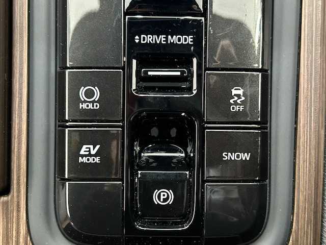 トヨタ クラウン Z 宮城県 2025(令7)年 1.7万km ガンＭ パノラマルーフ/アドバンスドドライブ/トヨタセーフティセンス/・プリクラッシュセーフティ/・レーンディパーチャーアラート/・プロアクティブドライビングアシスト/・アダプティブ・クルーズ・コントロール/・ロードサインアシスト/・パーキングサポートブレーキ/・リヤカメラディテクション/・安心降車アシスト/・周辺車両接近時サポート/・クリアランスソナー/純正12.3型ディスプレイ/・フルセグTV/Bluetooth/USB/・全方位カメラ/・ETC2.0/デジタルインナーミラー/ワイヤレス充電/ヘッドアップディスプレイ/フロントガラス熱線/アイドリングストップ/電子パーキング/オートブレーキホールド/革巻きステアリング/・ステアリングスイッチ/・パドルシフト/・ステアリングヒーター/ブラウンレザーシート/・シートメモリー（運転席）/・パワーシート（運転席/助手席）/・シートヒーター（全席）/・エアーシート（全席）/プッシュスタート/スマートキー/・スペアキー/LEDヘッドライト/・オートライト/・フォグランプ/・オートハイビーム/純正アルミホイール/純正フロアマット/ドアバイザー