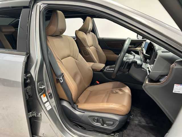 トヨタ クラウン Z 宮城県 2025(令7)年 1.7万km ガンＭ パノラマルーフ/アドバンスドドライブ/トヨタセーフティセンス/・プリクラッシュセーフティ/・レーンディパーチャーアラート/・プロアクティブドライビングアシスト/・アダプティブ・クルーズ・コントロール/・ロードサインアシスト/・パーキングサポートブレーキ/・リヤカメラディテクション/・安心降車アシスト/・周辺車両接近時サポート/・クリアランスソナー/純正12.3型ディスプレイ/・フルセグTV/Bluetooth/USB/・全方位カメラ/・ETC2.0/デジタルインナーミラー/ワイヤレス充電/ヘッドアップディスプレイ/フロントガラス熱線/アイドリングストップ/電子パーキング/オートブレーキホールド/革巻きステアリング/・ステアリングスイッチ/・パドルシフト/・ステアリングヒーター/ブラウンレザーシート/・シートメモリー（運転席）/・パワーシート（運転席/助手席）/・シートヒーター（全席）/・エアーシート（全席）/プッシュスタート/スマートキー/・スペアキー/LEDヘッドライト/・オートライト/・フォグランプ/・オートハイビーム/純正アルミホイール/純正フロアマット/ドアバイザー