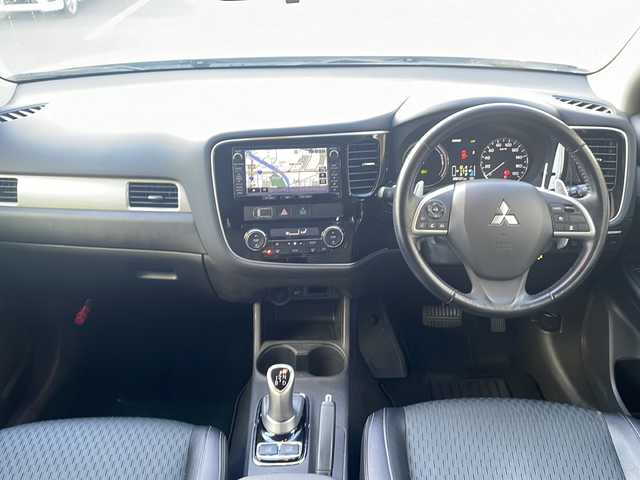 三菱 アウトランダー ＰＨＥＶ G プレミアムパッケージ 京都府 2015(平27)年 9.7万km テクニカルシルバーメタリック 純正メモリナビ　Ｂｌｕｅｔｏｏｔｈオーディオ　フルセグ　ＤＶＤ再生　バックカメラ　レーダークルーズ　ビルトインＥＴＣ　ＬＥＤヘッドライト　充電ケーブル　純正１８インチアルミ　スマートキー　禁煙車