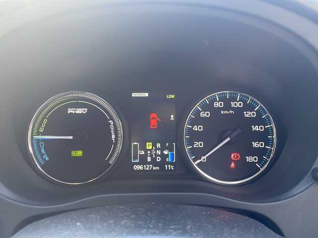 三菱 アウトランダー ＰＨＥＶ G プレミアムパッケージ 京都府 2015(平27)年 9.7万km テクニカルシルバーメタリック 純正メモリナビ　Ｂｌｕｅｔｏｏｔｈオーディオ　フルセグ　ＤＶＤ再生　バックカメラ　レーダークルーズ　ビルトインＥＴＣ　ＬＥＤヘッドライト　充電ケーブル　純正１８インチアルミ　スマートキー　禁煙車