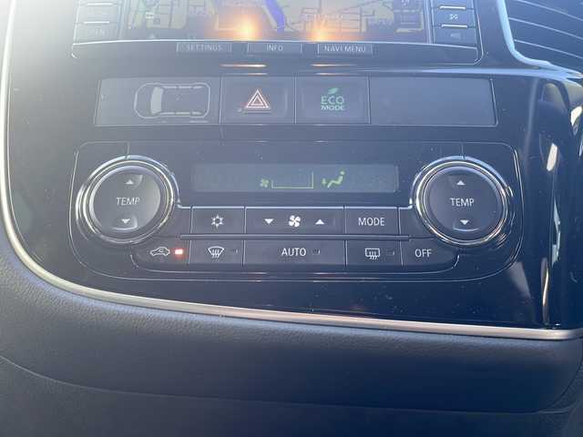 三菱 アウトランダー ＰＨＥＶ G プレミアムパッケージ 京都府 2015(平27)年 9.7万km テクニカルシルバーメタリック 純正メモリナビ　Ｂｌｕｅｔｏｏｔｈオーディオ　フルセグ　ＤＶＤ再生　バックカメラ　レーダークルーズ　ビルトインＥＴＣ　ＬＥＤヘッドライト　充電ケーブル　純正１８インチアルミ　スマートキー　禁煙車