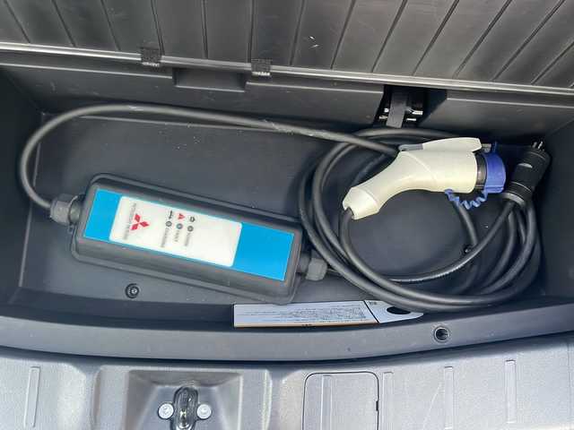 三菱 アウトランダー ＰＨＥＶ G プレミアムパッケージ 京都府 2015(平27)年 9.7万km テクニカルシルバーメタリック 純正メモリナビ　Ｂｌｕｅｔｏｏｔｈオーディオ　フルセグ　ＤＶＤ再生　バックカメラ　レーダークルーズ　ビルトインＥＴＣ　ＬＥＤヘッドライト　充電ケーブル　純正１８インチアルミ　スマートキー　禁煙車