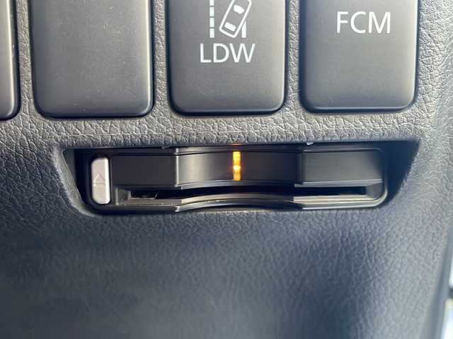 三菱 アウトランダー ＰＨＥＶ G プレミアムパッケージ 京都府 2015(平27)年 9.7万km テクニカルシルバーメタリック 純正メモリナビ　Ｂｌｕｅｔｏｏｔｈオーディオ　フルセグ　ＤＶＤ再生　バックカメラ　レーダークルーズ　ビルトインＥＴＣ　ＬＥＤヘッドライト　充電ケーブル　純正１８インチアルミ　スマートキー　禁煙車