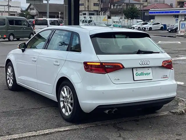 アウディ Ａ３ スポーツバック 1．4 TFSI 鹿児島県 2015(平27)年 3.8万km グレイシアホワイトメタリック ワンオーナー/MMIナビゲーションパッケージ/・7インチリトラクタブルディスプレイ/・地デジTV/DVD/CD/SD/Bluetooth/・ステアリングスイッチ/・パドルシフト/コンビニエンスパッケージ/・パーキングシステム(フロント/リヤ)/・リヤビューカメラ/・アドバンスドキー×2本/HIDヘッドライト/オートライト/フロント/リヤフォグランプ/セルスター前後ドライブレコーダー(CS-91FH)/ビルトインETC2.0/ドアエッジモール/フィンガープロテクション/取説&保証書有り/H28/R1/2/5年 ディーラー記録簿有り/