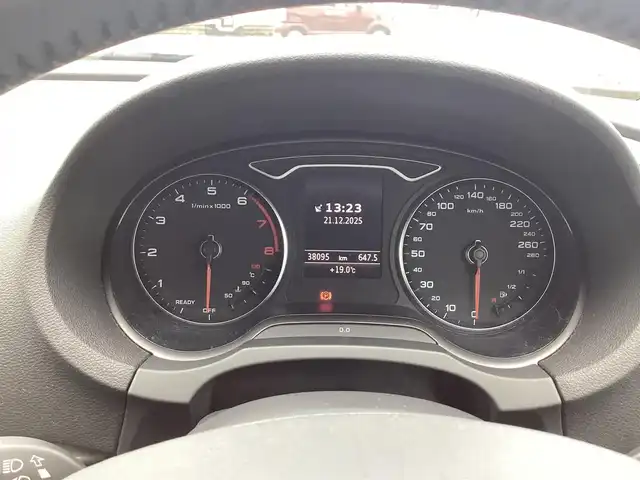 アウディ Ａ３ スポーツバック 1．4 TFSI 鹿児島県 2015(平27)年 3.8万km グレイシアホワイトメタリック ワンオーナー/MMIナビゲーションパッケージ/・7インチリトラクタブルディスプレイ/・地デジTV/DVD/CD/SD/Bluetooth/・ステアリングスイッチ/・パドルシフト/コンビニエンスパッケージ/・パーキングシステム(フロント/リヤ)/・リヤビューカメラ/・アドバンスドキー×2本/HIDヘッドライト/オートライト/フロント/リヤフォグランプ/セルスター前後ドライブレコーダー(CS-91FH)/ビルトインETC2.0/ドアエッジモール/フィンガープロテクション/取説&保証書有り/H28/R1/2/5年 ディーラー記録簿有り/