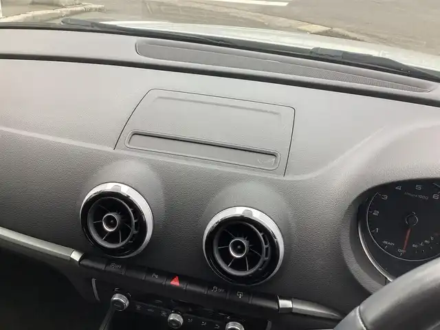 アウディ Ａ３ スポーツバック 1．4 TFSI 鹿児島県 2015(平27)年 3.8万km グレイシアホワイトメタリック ワンオーナー/MMIナビゲーションパッケージ/・7インチリトラクタブルディスプレイ/・地デジTV/DVD/CD/SD/Bluetooth/・ステアリングスイッチ/・パドルシフト/コンビニエンスパッケージ/・パーキングシステム(フロント/リヤ)/・リヤビューカメラ/・アドバンスドキー×2本/HIDヘッドライト/オートライト/フロント/リヤフォグランプ/セルスター前後ドライブレコーダー(CS-91FH)/ビルトインETC2.0/ドアエッジモール/フィンガープロテクション/取説&保証書有り/H28/R1/2/5年 ディーラー記録簿有り/