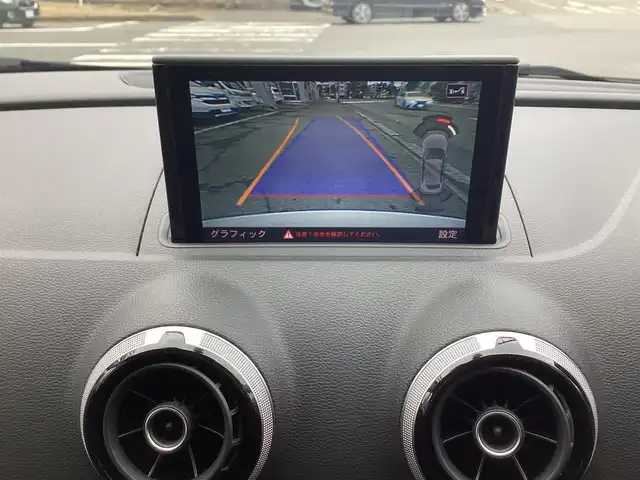 アウディ Ａ３ スポーツバック 1．4 TFSI 鹿児島県 2015(平27)年 3.8万km グレイシアホワイトメタリック ワンオーナー/MMIナビゲーションパッケージ/・7インチリトラクタブルディスプレイ/・地デジTV/DVD/CD/SD/Bluetooth/・ステアリングスイッチ/・パドルシフト/コンビニエンスパッケージ/・パーキングシステム(フロント/リヤ)/・リヤビューカメラ/・アドバンスドキー×2本/HIDヘッドライト/オートライト/フロント/リヤフォグランプ/セルスター前後ドライブレコーダー(CS-91FH)/ビルトインETC2.0/ドアエッジモール/フィンガープロテクション/取説&保証書有り/H28/R1/2/5年 ディーラー記録簿有り/