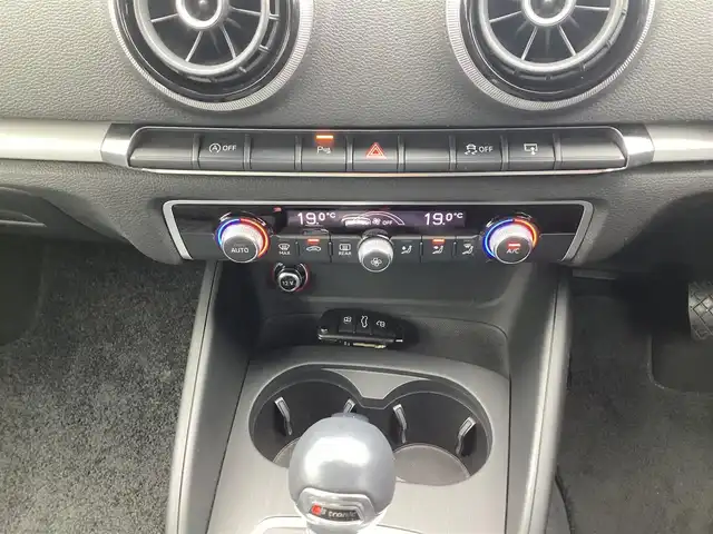 アウディ Ａ３ スポーツバック 1．4 TFSI 鹿児島県 2015(平27)年 3.8万km グレイシアホワイトメタリック ワンオーナー/MMIナビゲーションパッケージ/・7インチリトラクタブルディスプレイ/・地デジTV/DVD/CD/SD/Bluetooth/・ステアリングスイッチ/・パドルシフト/コンビニエンスパッケージ/・パーキングシステム(フロント/リヤ)/・リヤビューカメラ/・アドバンスドキー×2本/HIDヘッドライト/オートライト/フロント/リヤフォグランプ/セルスター前後ドライブレコーダー(CS-91FH)/ビルトインETC2.0/ドアエッジモール/フィンガープロテクション/取説&保証書有り/H28/R1/2/5年 ディーラー記録簿有り/