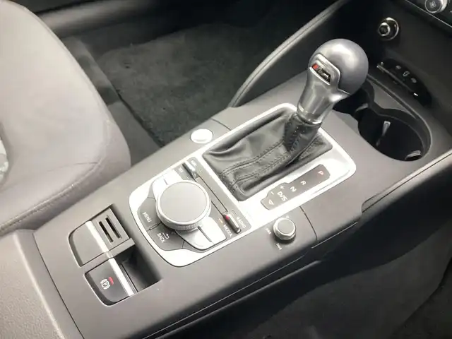 アウディ Ａ３ スポーツバック 1．4 TFSI 鹿児島県 2015(平27)年 3.8万km グレイシアホワイトメタリック ワンオーナー/MMIナビゲーションパッケージ/・7インチリトラクタブルディスプレイ/・地デジTV/DVD/CD/SD/Bluetooth/・ステアリングスイッチ/・パドルシフト/コンビニエンスパッケージ/・パーキングシステム(フロント/リヤ)/・リヤビューカメラ/・アドバンスドキー×2本/HIDヘッドライト/オートライト/フロント/リヤフォグランプ/セルスター前後ドライブレコーダー(CS-91FH)/ビルトインETC2.0/ドアエッジモール/フィンガープロテクション/取説&保証書有り/H28/R1/2/5年 ディーラー記録簿有り/