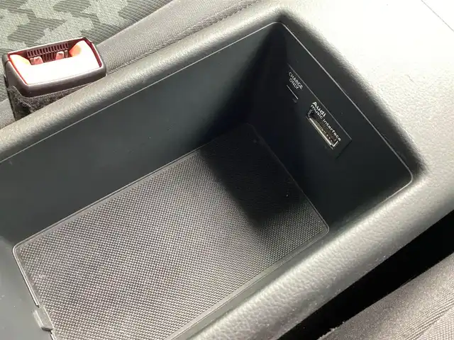 アウディ Ａ３ スポーツバック 1．4 TFSI 鹿児島県 2015(平27)年 3.8万km グレイシアホワイトメタリック ワンオーナー/MMIナビゲーションパッケージ/・7インチリトラクタブルディスプレイ/・地デジTV/DVD/CD/SD/Bluetooth/・ステアリングスイッチ/・パドルシフト/コンビニエンスパッケージ/・パーキングシステム(フロント/リヤ)/・リヤビューカメラ/・アドバンスドキー×2本/HIDヘッドライト/オートライト/フロント/リヤフォグランプ/セルスター前後ドライブレコーダー(CS-91FH)/ビルトインETC2.0/ドアエッジモール/フィンガープロテクション/取説&保証書有り/H28/R1/2/5年 ディーラー記録簿有り/