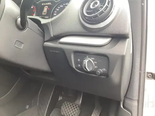 アウディ Ａ３ スポーツバック 1．4 TFSI 鹿児島県 2015(平27)年 3.8万km グレイシアホワイトメタリック ワンオーナー/MMIナビゲーションパッケージ/・7インチリトラクタブルディスプレイ/・地デジTV/DVD/CD/SD/Bluetooth/・ステアリングスイッチ/・パドルシフト/コンビニエンスパッケージ/・パーキングシステム(フロント/リヤ)/・リヤビューカメラ/・アドバンスドキー×2本/HIDヘッドライト/オートライト/フロント/リヤフォグランプ/セルスター前後ドライブレコーダー(CS-91FH)/ビルトインETC2.0/ドアエッジモール/フィンガープロテクション/取説&保証書有り/H28/R1/2/5年 ディーラー記録簿有り/