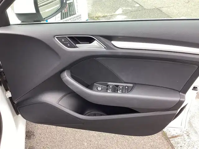 アウディ Ａ３ スポーツバック 1．4 TFSI 鹿児島県 2015(平27)年 3.8万km グレイシアホワイトメタリック ワンオーナー/MMIナビゲーションパッケージ/・7インチリトラクタブルディスプレイ/・地デジTV/DVD/CD/SD/Bluetooth/・ステアリングスイッチ/・パドルシフト/コンビニエンスパッケージ/・パーキングシステム(フロント/リヤ)/・リヤビューカメラ/・アドバンスドキー×2本/HIDヘッドライト/オートライト/フロント/リヤフォグランプ/セルスター前後ドライブレコーダー(CS-91FH)/ビルトインETC2.0/ドアエッジモール/フィンガープロテクション/取説&保証書有り/H28/R1/2/5年 ディーラー記録簿有り/