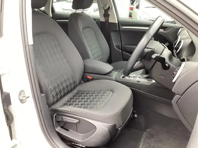 アウディ Ａ３ スポーツバック 1．4 TFSI 鹿児島県 2015(平27)年 3.8万km グレイシアホワイトメタリック ワンオーナー/MMIナビゲーションパッケージ/・7インチリトラクタブルディスプレイ/・地デジTV/DVD/CD/SD/Bluetooth/・ステアリングスイッチ/・パドルシフト/コンビニエンスパッケージ/・パーキングシステム(フロント/リヤ)/・リヤビューカメラ/・アドバンスドキー×2本/HIDヘッドライト/オートライト/フロント/リヤフォグランプ/セルスター前後ドライブレコーダー(CS-91FH)/ビルトインETC2.0/ドアエッジモール/フィンガープロテクション/取説&保証書有り/H28/R1/2/5年 ディーラー記録簿有り/