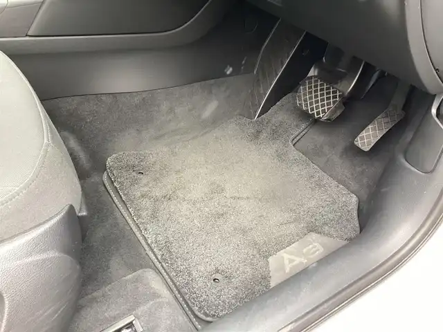 アウディ Ａ３ スポーツバック 1．4 TFSI 鹿児島県 2015(平27)年 3.8万km グレイシアホワイトメタリック ワンオーナー/MMIナビゲーションパッケージ/・7インチリトラクタブルディスプレイ/・地デジTV/DVD/CD/SD/Bluetooth/・ステアリングスイッチ/・パドルシフト/コンビニエンスパッケージ/・パーキングシステム(フロント/リヤ)/・リヤビューカメラ/・アドバンスドキー×2本/HIDヘッドライト/オートライト/フロント/リヤフォグランプ/セルスター前後ドライブレコーダー(CS-91FH)/ビルトインETC2.0/ドアエッジモール/フィンガープロテクション/取説&保証書有り/H28/R1/2/5年 ディーラー記録簿有り/