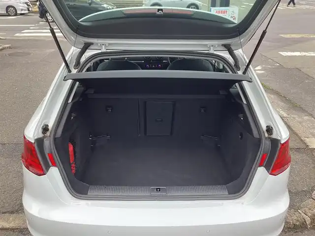 アウディ Ａ３ スポーツバック 1．4 TFSI 鹿児島県 2015(平27)年 3.8万km グレイシアホワイトメタリック ワンオーナー/MMIナビゲーションパッケージ/・7インチリトラクタブルディスプレイ/・地デジTV/DVD/CD/SD/Bluetooth/・ステアリングスイッチ/・パドルシフト/コンビニエンスパッケージ/・パーキングシステム(フロント/リヤ)/・リヤビューカメラ/・アドバンスドキー×2本/HIDヘッドライト/オートライト/フロント/リヤフォグランプ/セルスター前後ドライブレコーダー(CS-91FH)/ビルトインETC2.0/ドアエッジモール/フィンガープロテクション/取説&保証書有り/H28/R1/2/5年 ディーラー記録簿有り/