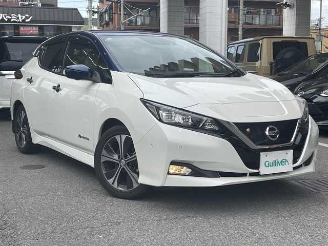 日産 リーフ G 大阪府 2017(平29)年 4.7万km ブリリアントホワイトパール/オーロラフレアブルーパール 2トーン プロパイロット /電動パーキングブレーキ/純正17インチアルミホイール/フロントバックソナー/踏み間違い衝突防止アシスト/後側方車輌検知警報/後退時車輌検知警報/車線逸脱警報/デジタルインナーミラー/パーキングアシスト/クロストラフィックアラート/エマージェンシーブレーキ/ブラインドスポットモニター/純正7インチナビ/・AM/FM/BT/フルセグTV/アラウンドビューモニター/全席シートヒーター/ステアリングヒーター/LEDヘッドライト/保証書/取扱い説明書/スペアキー/記録簿H29/H30/H31/R2/R3/R4/R5/R6