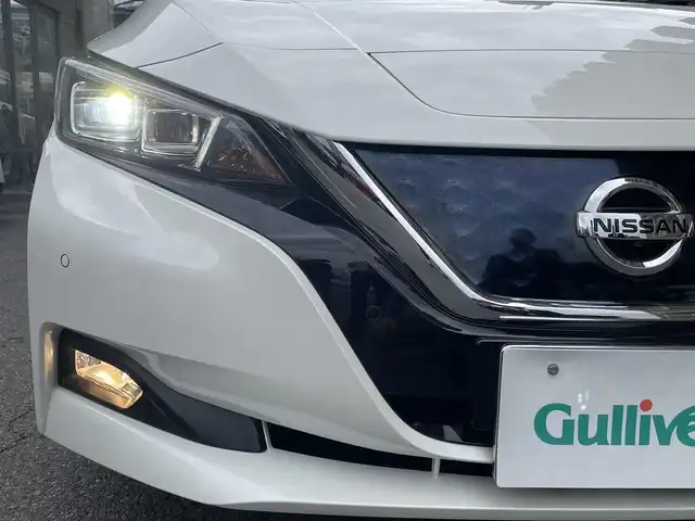 日産 リーフ G 大阪府 2017(平29)年 4.7万km ブリリアントホワイトパール/オーロラフレアブルーパール 2トーン プロパイロット /電動パーキングブレーキ/純正17インチアルミホイール/フロントバックソナー/踏み間違い衝突防止アシスト/後側方車輌検知警報/後退時車輌検知警報/車線逸脱警報/デジタルインナーミラー/パーキングアシスト/クロストラフィックアラート/エマージェンシーブレーキ/ブラインドスポットモニター/純正7インチナビ/・AM/FM/BT/フルセグTV/アラウンドビューモニター/全席シートヒーター/ステアリングヒーター/LEDヘッドライト/保証書/取扱い説明書/スペアキー/記録簿H29/H30/H31/R2/R3/R4/R5/R6