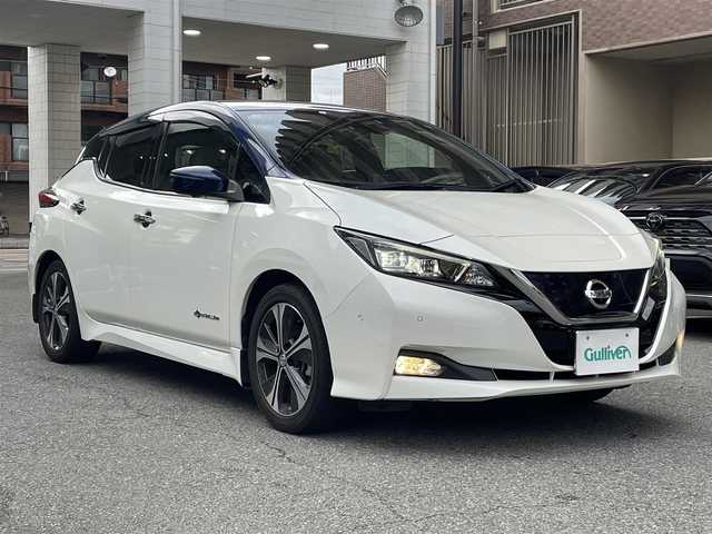 日産 リーフ G 大阪府 2017(平29)年 4.7万km ブリリアントホワイトパール/オーロラフレアブルーパール 2トーン プロパイロット /電動パーキングブレーキ/純正17インチアルミホイール/フロントバックソナー/踏み間違い衝突防止アシスト/後側方車輌検知警報/後退時車輌検知警報/車線逸脱警報/デジタルインナーミラー/パーキングアシスト/クロストラフィックアラート/エマージェンシーブレーキ/ブラインドスポットモニター/純正7インチナビ/・AM/FM/BT/フルセグTV/アラウンドビューモニター/全席シートヒーター/ステアリングヒーター/LEDヘッドライト/保証書/取扱い説明書/スペアキー/記録簿H29/H30/H31/R2/R3/R4/R5/R6