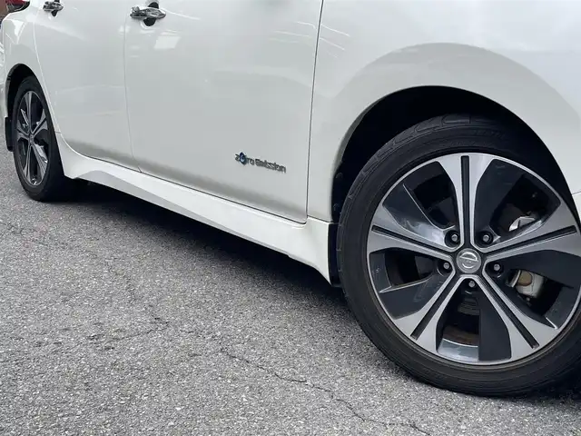 日産 リーフ G 大阪府 2017(平29)年 4.7万km ブリリアントホワイトパール/オーロラフレアブルーパール 2トーン プロパイロット /電動パーキングブレーキ/純正17インチアルミホイール/フロントバックソナー/踏み間違い衝突防止アシスト/後側方車輌検知警報/後退時車輌検知警報/車線逸脱警報/デジタルインナーミラー/パーキングアシスト/クロストラフィックアラート/エマージェンシーブレーキ/ブラインドスポットモニター/純正7インチナビ/・AM/FM/BT/フルセグTV/アラウンドビューモニター/全席シートヒーター/ステアリングヒーター/LEDヘッドライト/保証書/取扱い説明書/スペアキー/記録簿H29/H30/H31/R2/R3/R4/R5/R6