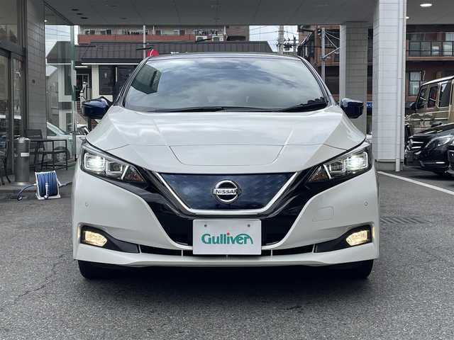 日産 リーフ G 大阪府 2017(平29)年 4.7万km ブリリアントホワイトパール/オーロラフレアブルーパール 2トーン プロパイロット /電動パーキングブレーキ/純正17インチアルミホイール/フロントバックソナー/踏み間違い衝突防止アシスト/後側方車輌検知警報/後退時車輌検知警報/車線逸脱警報/デジタルインナーミラー/パーキングアシスト/クロストラフィックアラート/エマージェンシーブレーキ/ブラインドスポットモニター/純正7インチナビ/・AM/FM/BT/フルセグTV/アラウンドビューモニター/全席シートヒーター/ステアリングヒーター/LEDヘッドライト/保証書/取扱い説明書/スペアキー/記録簿H29/H30/H31/R2/R3/R4/R5/R6
