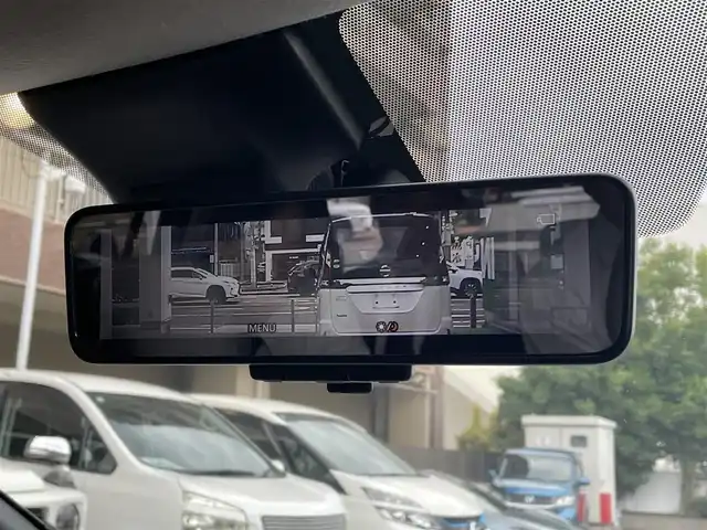 日産 リーフ G 大阪府 2017(平29)年 4.7万km ブリリアントホワイトパール/オーロラフレアブルーパール 2トーン プロパイロット /電動パーキングブレーキ/純正17インチアルミホイール/フロントバックソナー/踏み間違い衝突防止アシスト/後側方車輌検知警報/後退時車輌検知警報/車線逸脱警報/デジタルインナーミラー/パーキングアシスト/クロストラフィックアラート/エマージェンシーブレーキ/ブラインドスポットモニター/純正7インチナビ/・AM/FM/BT/フルセグTV/アラウンドビューモニター/全席シートヒーター/ステアリングヒーター/LEDヘッドライト/保証書/取扱い説明書/スペアキー/記録簿H29/H30/H31/R2/R3/R4/R5/R6