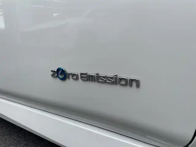 日産 リーフ G 大阪府 2017(平29)年 4.7万km ブリリアントホワイトパール/オーロラフレアブルーパール 2トーン プロパイロット /電動パーキングブレーキ/純正17インチアルミホイール/フロントバックソナー/踏み間違い衝突防止アシスト/後側方車輌検知警報/後退時車輌検知警報/車線逸脱警報/デジタルインナーミラー/パーキングアシスト/クロストラフィックアラート/エマージェンシーブレーキ/ブラインドスポットモニター/純正7インチナビ/・AM/FM/BT/フルセグTV/アラウンドビューモニター/全席シートヒーター/ステアリングヒーター/LEDヘッドライト/保証書/取扱い説明書/スペアキー/記録簿H29/H30/H31/R2/R3/R4/R5/R6