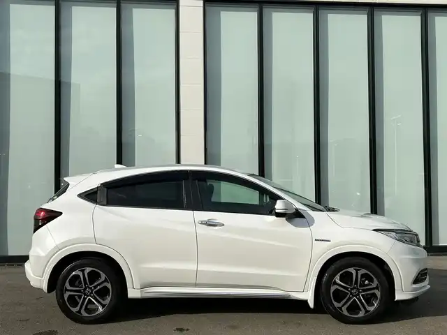 ホンダ ヴェゼル ハイブリッド Z ホンダセンシング 大阪府 2019(令1)年 2.5万km プラチナホワイトパール 純正８インチナビ/   フルセグTV/CD/DVD/USB/衝突軽減/バックモニター/前席シートヒーター/レーダークルーズコントロール/前後ドライブレコーダー/純正フロアマット/プッシュスタート/スマートキー/ＥＴＣ/ＬＥＤライト/禁煙車