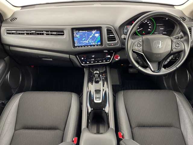 ホンダ ヴェゼル ハイブリッド Z ホンダセンシング 大阪府 2019(令1)年 2.5万km プラチナホワイトパール ホンダセンシング/　・衝突軽減ブレーキ/　・誤発進抑制機能/　・歩行者事故低減ステアリング/　・路外逸脱抑制機能/　・アダプティブ・クルーズ・コントロール/　・車線維持支援システム/　・先行車発進お知らせ機能/　・標識認識機能/純正メモリナビ/　　CD/BT/フルセグTV/バックカメラ/LEDオートライト/フォグランプ/合皮ハーフレザーシート/シートヒーター/純正17インチアルミホイール/パドルシフト/ルーフレール/アイドリングストップ/スマートキー/ビルトインETC