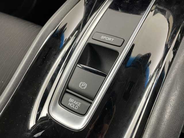 ホンダ ヴェゼル ハイブリッド Z ホンダセンシング 大阪府 2019(令1)年 2.5万km プラチナホワイトパール ホンダセンシング/　・衝突軽減ブレーキ/　・誤発進抑制機能/　・歩行者事故低減ステアリング/　・路外逸脱抑制機能/　・アダプティブ・クルーズ・コントロール/　・車線維持支援システム/　・先行車発進お知らせ機能/　・標識認識機能/純正メモリナビ/　　CD/BT/フルセグTV/バックカメラ/LEDオートライト/フォグランプ/合皮ハーフレザーシート/シートヒーター/純正17インチアルミホイール/パドルシフト/ルーフレール/アイドリングストップ/スマートキー/ビルトインETC