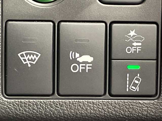 ホンダ ヴェゼル ハイブリッド Z ホンダセンシング 大阪府 2019(令1)年 2.5万km プラチナホワイトパール ホンダセンシング/　・衝突軽減ブレーキ/　・誤発進抑制機能/　・歩行者事故低減ステアリング/　・路外逸脱抑制機能/　・アダプティブ・クルーズ・コントロール/　・車線維持支援システム/　・先行車発進お知らせ機能/　・標識認識機能/純正メモリナビ/　　CD/BT/フルセグTV/バックカメラ/LEDオートライト/フォグランプ/合皮ハーフレザーシート/シートヒーター/純正17インチアルミホイール/パドルシフト/ルーフレール/アイドリングストップ/スマートキー/ビルトインETC