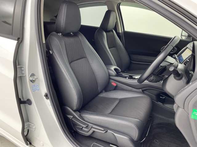 ホンダ ヴェゼル ハイブリッド Z ホンダセンシング 大阪府 2019(令1)年 2.5万km プラチナホワイトパール ホンダセンシング/　・衝突軽減ブレーキ/　・誤発進抑制機能/　・歩行者事故低減ステアリング/　・路外逸脱抑制機能/　・アダプティブ・クルーズ・コントロール/　・車線維持支援システム/　・先行車発進お知らせ機能/　・標識認識機能/純正メモリナビ/　　CD/BT/フルセグTV/バックカメラ/LEDオートライト/フォグランプ/合皮ハーフレザーシート/シートヒーター/純正17インチアルミホイール/パドルシフト/ルーフレール/アイドリングストップ/スマートキー/ビルトインETC