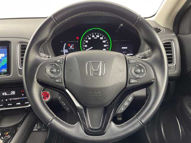 ホンダ ヴェゼル ハイブリッド Z ホンダセンシング 大阪府 2019(令1)年 2.5万km プラチナホワイトパール ホンダセンシング/　・衝突軽減ブレーキ/　・誤発進抑制機能/　・歩行者事故低減ステアリング/　・路外逸脱抑制機能/　・アダプティブ・クルーズ・コントロール/　・車線維持支援システム/　・先行車発進お知らせ機能/　・標識認識機能/純正メモリナビ/　　CD/BT/フルセグTV/バックカメラ/LEDオートライト/フォグランプ/合皮ハーフレザーシート/シートヒーター/純正17インチアルミホイール/パドルシフト/ルーフレール/アイドリングストップ/スマートキー/ビルトインETC