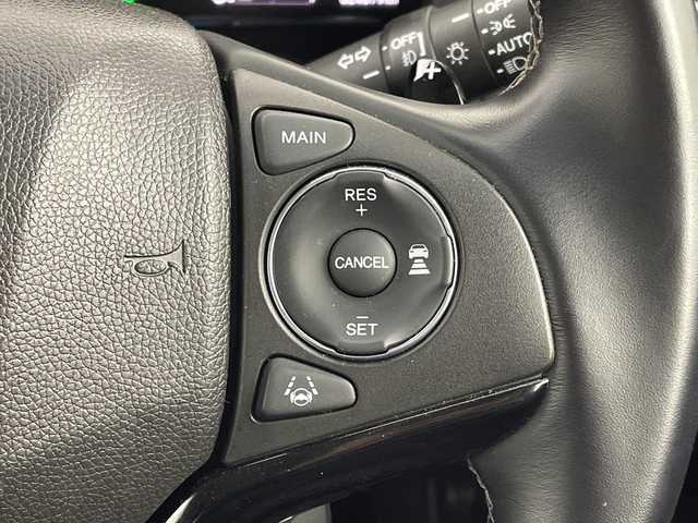 ホンダ ヴェゼル ハイブリッド Z ホンダセンシング 大阪府 2019(令1)年 2.5万km プラチナホワイトパール ホンダセンシング/　・衝突軽減ブレーキ/　・誤発進抑制機能/　・歩行者事故低減ステアリング/　・路外逸脱抑制機能/　・アダプティブ・クルーズ・コントロール/　・車線維持支援システム/　・先行車発進お知らせ機能/　・標識認識機能/純正メモリナビ/　　CD/BT/フルセグTV/バックカメラ/LEDオートライト/フォグランプ/合皮ハーフレザーシート/シートヒーター/純正17インチアルミホイール/パドルシフト/ルーフレール/アイドリングストップ/スマートキー/ビルトインETC