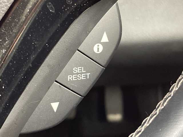 ホンダ ヴェゼル ハイブリッド Z ホンダセンシング 大阪府 2019(令1)年 2.5万km プラチナホワイトパール ホンダセンシング/　・衝突軽減ブレーキ/　・誤発進抑制機能/　・歩行者事故低減ステアリング/　・路外逸脱抑制機能/　・アダプティブ・クルーズ・コントロール/　・車線維持支援システム/　・先行車発進お知らせ機能/　・標識認識機能/純正メモリナビ/　　CD/BT/フルセグTV/バックカメラ/LEDオートライト/フォグランプ/合皮ハーフレザーシート/シートヒーター/純正17インチアルミホイール/パドルシフト/ルーフレール/アイドリングストップ/スマートキー/ビルトインETC