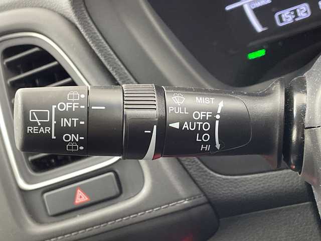 ホンダ ヴェゼル ハイブリッド Z ホンダセンシング 大阪府 2019(令1)年 2.5万km プラチナホワイトパール ホンダセンシング/　・衝突軽減ブレーキ/　・誤発進抑制機能/　・歩行者事故低減ステアリング/　・路外逸脱抑制機能/　・アダプティブ・クルーズ・コントロール/　・車線維持支援システム/　・先行車発進お知らせ機能/　・標識認識機能/純正メモリナビ/　　CD/BT/フルセグTV/バックカメラ/LEDオートライト/フォグランプ/合皮ハーフレザーシート/シートヒーター/純正17インチアルミホイール/パドルシフト/ルーフレール/アイドリングストップ/スマートキー/ビルトインETC