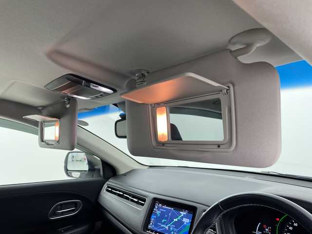 ホンダ ヴェゼル ハイブリッド Z ホンダセンシング 大阪府 2019(令1)年 2.5万km プラチナホワイトパール ホンダセンシング/　・衝突軽減ブレーキ/　・誤発進抑制機能/　・歩行者事故低減ステアリング/　・路外逸脱抑制機能/　・アダプティブ・クルーズ・コントロール/　・車線維持支援システム/　・先行車発進お知らせ機能/　・標識認識機能/純正メモリナビ/　　CD/BT/フルセグTV/バックカメラ/LEDオートライト/フォグランプ/合皮ハーフレザーシート/シートヒーター/純正17インチアルミホイール/パドルシフト/ルーフレール/アイドリングストップ/スマートキー/ビルトインETC