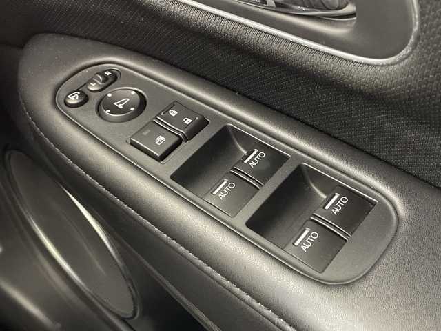 ホンダ ヴェゼル ハイブリッド Z ホンダセンシング 大阪府 2019(令1)年 2.5万km プラチナホワイトパール ホンダセンシング/　・衝突軽減ブレーキ/　・誤発進抑制機能/　・歩行者事故低減ステアリング/　・路外逸脱抑制機能/　・アダプティブ・クルーズ・コントロール/　・車線維持支援システム/　・先行車発進お知らせ機能/　・標識認識機能/純正メモリナビ/　　CD/BT/フルセグTV/バックカメラ/LEDオートライト/フォグランプ/合皮ハーフレザーシート/シートヒーター/純正17インチアルミホイール/パドルシフト/ルーフレール/アイドリングストップ/スマートキー/ビルトインETC