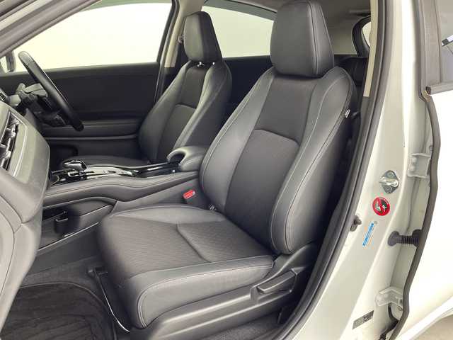 ホンダ ヴェゼル ハイブリッド Z ホンダセンシング 大阪府 2019(令1)年 2.5万km プラチナホワイトパール ホンダセンシング/　・衝突軽減ブレーキ/　・誤発進抑制機能/　・歩行者事故低減ステアリング/　・路外逸脱抑制機能/　・アダプティブ・クルーズ・コントロール/　・車線維持支援システム/　・先行車発進お知らせ機能/　・標識認識機能/純正メモリナビ/　　CD/BT/フルセグTV/バックカメラ/LEDオートライト/フォグランプ/合皮ハーフレザーシート/シートヒーター/純正17インチアルミホイール/パドルシフト/ルーフレール/アイドリングストップ/スマートキー/ビルトインETC