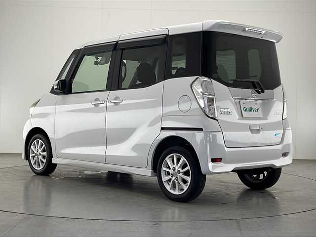 日産 デイズ ルークス HWS X Vセレ +SeftyⅡ 宮崎県 2015(平27)年 9.7万km ホワイトパール 禁煙車/エマージェンシーブレーキ/純正ナビTV/（MC314D-W/CD/DVD/Bluetooth/AUX/フルセグTV)/純正キセノンライト/純正フォグ/純正14インチアルミ/純正エアロ/純正ルーフエンドスポイラー/純正フロアマット/左側電動スライドドア/ウインカードアミラー/オートエアコン/本革巻ハンドル/サイドSRSエアバック/リアプライバシーガラス/リアサーキュレーター/インテリジェントキー/プッシュエンジンスタート