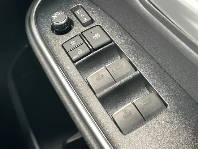 トヨタ ヴォクシー S－Z 千葉県 2023(令5)年 0.3万km アティチュードブラックマイカ ワンオーナー/快適利便パッケージ/ユニバーサルステップ/衝突軽減ブレーキ/両側パワースライドドア/純正フリップダウンモニター/純正１０インチナビ/フルセグＴＶ/バックカメラ/パワーバックドア/シートヒーター