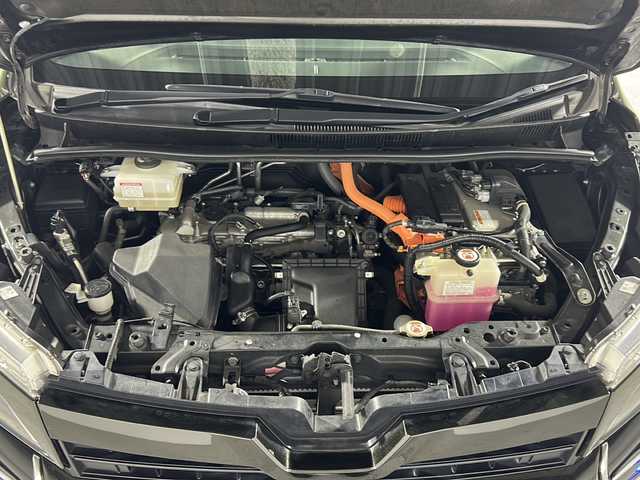 トヨタ ヴォクシー ハイブリッド ZS 煌 沖縄県 2018(平30)年 5.6万km イナズマスパーキングブラックガラスフレーク 禁煙車/県外仕入/7人乗り/純正10インチナビ/（フルセグTV/bluetooth/DVD/CD）/12.1インチフリップダウンモニター/前後ドライブレコーダー/モデリスタエアロ/フロントスポイラー/スタイリッシュモール/リアスカート/シグネチャーイルミブレード/トヨタセーフティセンス/プリクラッシュセーフティ/レーンディパーチャーアラート/オートマチックハイビーム/両側パワースライドドア/前席シートヒーター/ビルトインETC/純正フロアマット