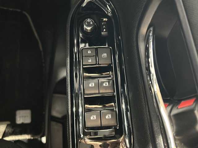 トヨタ ヴォクシー ハイブリッド ZS 煌 沖縄県 2018(平30)年 5.6万km イナズマスパーキングブラックガラスフレーク 禁煙車/県外仕入/7人乗り/純正10インチナビ/（フルセグTV/bluetooth/DVD/CD）/12.1インチフリップダウンモニター/前後ドライブレコーダー/モデリスタエアロ/フロントスポイラー/スタイリッシュモール/リアスカート/シグネチャーイルミブレード/トヨタセーフティセンス/プリクラッシュセーフティ/レーンディパーチャーアラート/オートマチックハイビーム/両側パワースライドドア/前席シートヒーター/ビルトインETC/純正フロアマット
