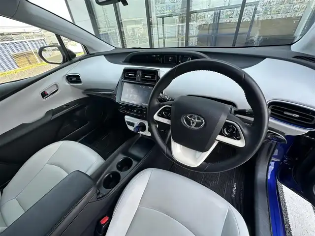 トヨタ プリウス S ツーリングセレクション 千葉県 2016(平28)年 6.3万km ダークブルーマイカM 純正9インチナビ/(フルセグTV/AM/FM/CD/DVD/BT)/バックカメラ/衝突被害軽減システム/レザーシート/ETC/アイドリングストップ/LEDヘッドライト/フォグランプ/オートライト/ウィンカーミラー/電動格納ミラー/純正17インチAW/シートヒーター/シートリフター/プッシュスタート/スマートキー/スペアキー/フロアマット/取扱説明書/保証書