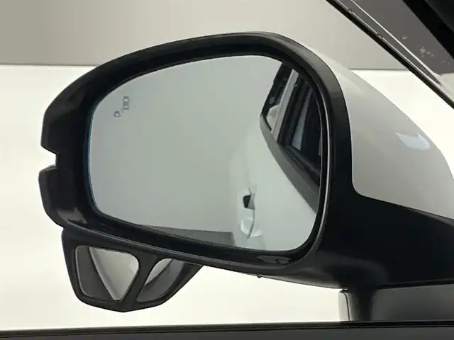 ホンダ ヴェゼル ハイブリッド e:HEV Z 愛知県 2022(令4)年 2.7万km プラチナホワイトパール 純９型ナビＤＡ　ワイヤレス充電　禁煙車　フルセグＴＶ　バックカメラ　ＥＴＣ２．０　ハンズフリーパワーバックドア　ホンダセンシング　追従クルコン　衝突軽減　ＬＥＤオートライト　後退出庫サポート　ＢＳＭ/ワイパーデアイサー/ワイヤレス充電/フォグランプ/ステアリングヒーター/ブラインドスポットモニター/パドルシフト/Bluetooth/純正アルミホイール/オートハイビーム/純正ドライブレコーダー/純正ナビ/ETC/バックカメラ