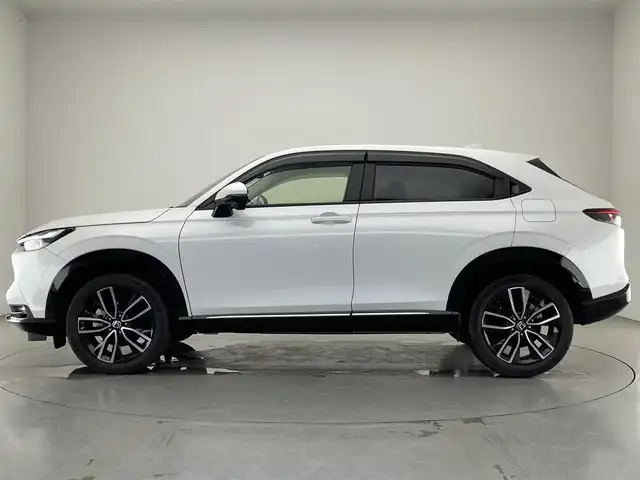 ホンダ ヴェゼル ハイブリッド e:HEV Z 愛知県 2022(令4)年 2.7万km プラチナホワイトパール 純９型ナビＤＡ　ワイヤレス充電　禁煙車　フルセグＴＶ　バックカメラ　ＥＴＣ２．０　ハンズフリーパワーバックドア　ホンダセンシング　追従クルコン　衝突軽減　ＬＥＤオートライト　後退出庫サポート　ＢＳＭ/ワイパーデアイサー/ワイヤレス充電/フォグランプ/ステアリングヒーター/ブラインドスポットモニター/パドルシフト/Bluetooth/純正アルミホイール/オートハイビーム/純正ドライブレコーダー/純正ナビ/ETC/バックカメラ