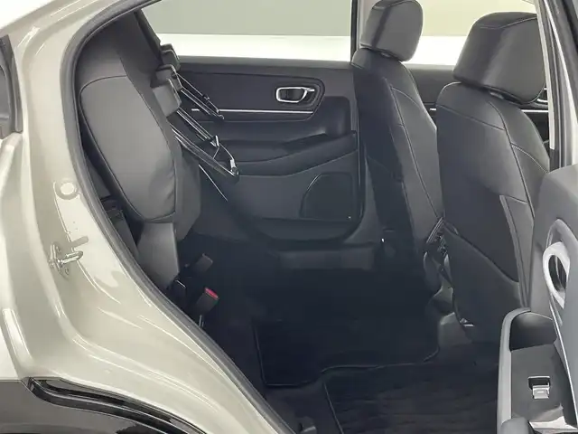 ホンダ ヴェゼル ハイブリッド e:HEV Z 愛知県 2022(令4)年 2.7万km プラチナホワイトパール 純９型ナビＤＡ　ワイヤレス充電　禁煙車　フルセグＴＶ　バックカメラ　ＥＴＣ２．０　ハンズフリーパワーバックドア　ホンダセンシング　追従クルコン　衝突軽減　ＬＥＤオートライト　後退出庫サポート　ＢＳＭ/ワイパーデアイサー/ワイヤレス充電/フォグランプ/ステアリングヒーター/ブラインドスポットモニター/パドルシフト/Bluetooth/純正アルミホイール/オートハイビーム/純正ドライブレコーダー/純正ナビ/ETC/バックカメラ