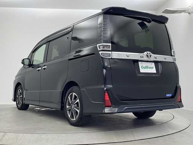 トヨタ ヴォクシー ZS 煌Ⅲ 大阪府 2021(令3)年 4.3万km ブラック 純正9インチナビ/・フルセグTV/・Bluetooth/・DVD/CD/純正フリップダウンモニター/トヨタセーフティセンス/・レーダークルーズコントロール/・プリクラッシュセーフティー/・レーンデパーチャーアラート/・オートマチックハイビーム/・コーナーセンサー/両側パワースライドドア/ハーフレザーシート/バックカメラ